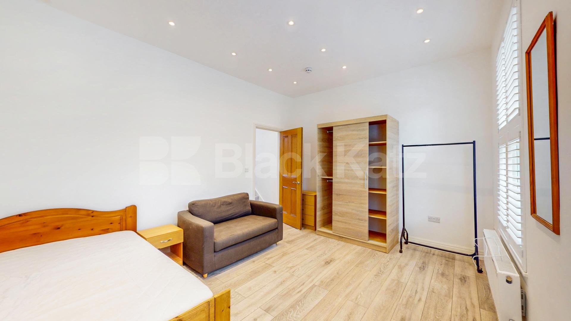 Elegant & Expansive Six Bed 4 Bath Residence with Private Garden in Holloway Mayton Street, Holloway